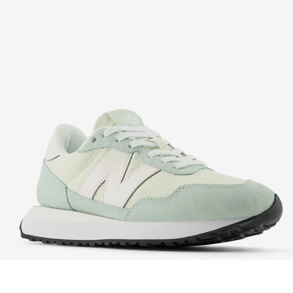 Woman’s New Balance 237 sneaker. Size 10. Color light green